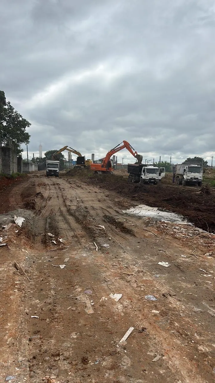Frota da SCAVA Terraplanagem com escavadeira, retroescavadeira e caminhões basculantes em pátio