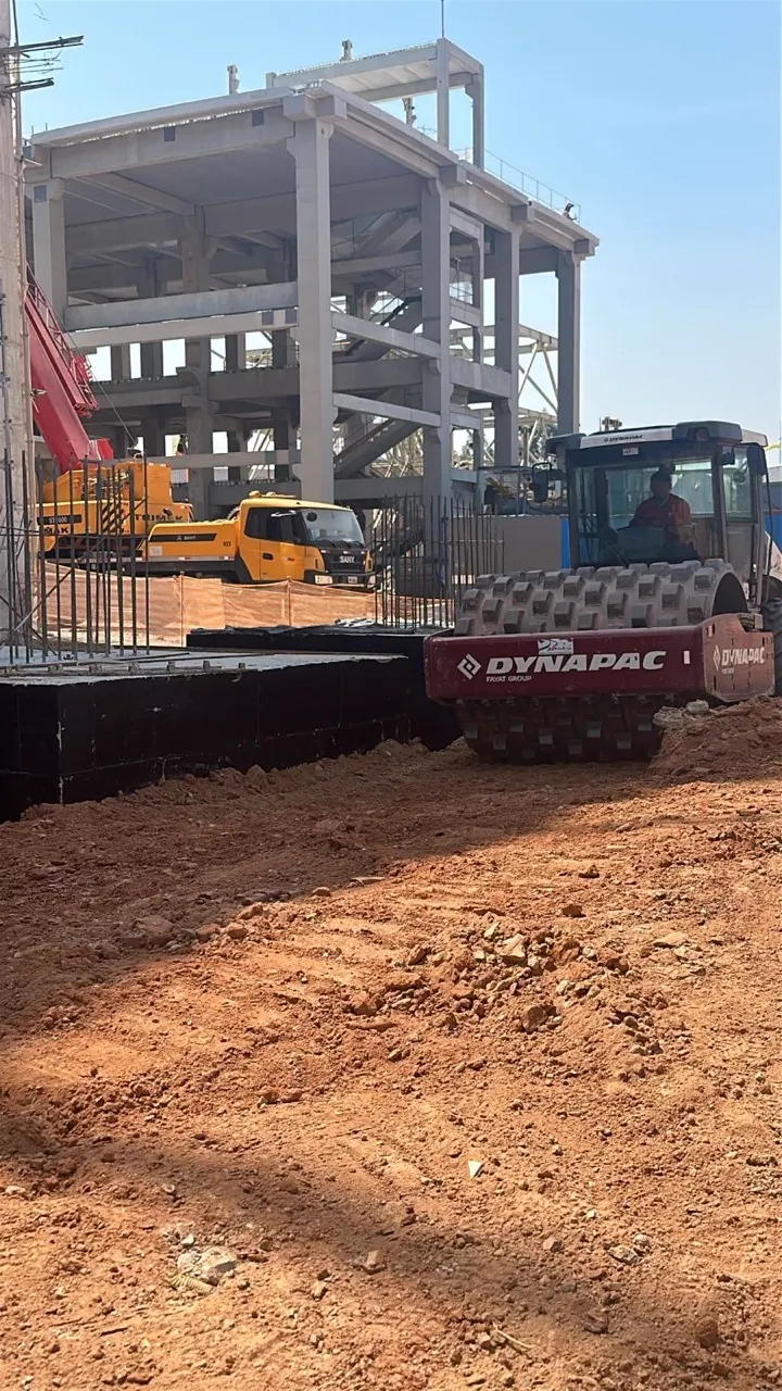 Rolo compactador pé de carneiro da SCAVA em compactação de aterro em camadas