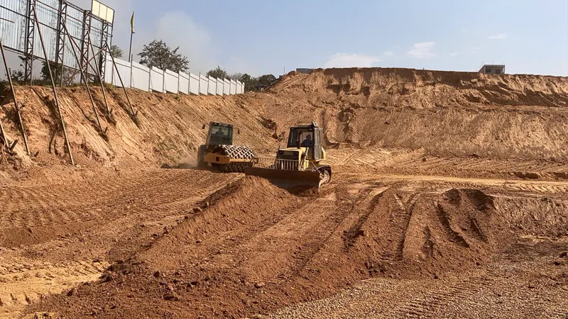 Rolo compactador pé de carneiro da SCAVA em compactação de aterro em camadas